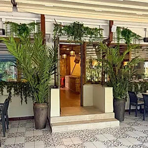 Lezzet Mekanında Doğa Terapisi: Restoranınızı herdekora ile Yaşayan Bir Bahçeye Dönüştürün